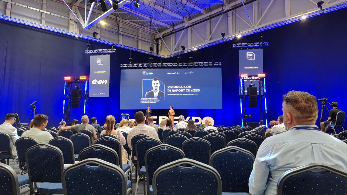 Scena principală nZEB Expo 2026 București la deschidere, cu public numeros în Pavilionul B2 de la Romexpo