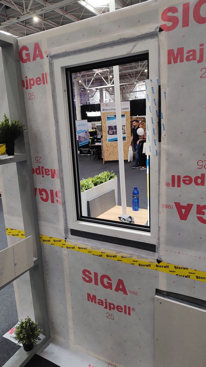 Perete demonstrativ cu membrană de control al vaporilor SIGA Majpell 25 și benzi Sicrall la racordul ferestrei, nZEB Expo 2026